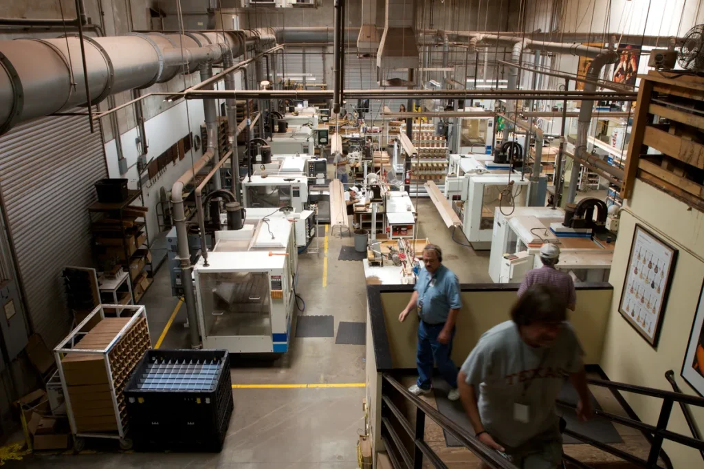 CNC-freesmachines in een productiefabriek, relevant voor machineverzekering en machinebreuk