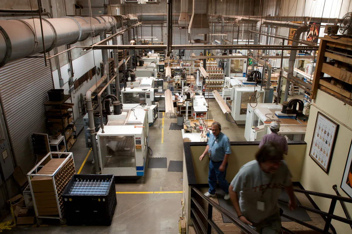 CNC-freesmachines in een productiefabriek, relevant voor machineverzekering en machinebreuk
