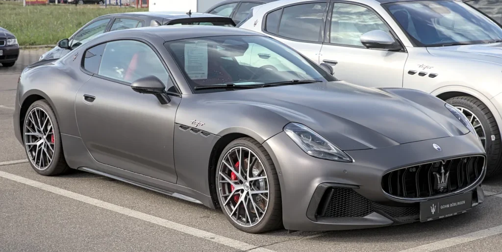Maserati GranTurismo Trofeo in mat grijs — exclusieve sportauto die allrisk verzekering vereist