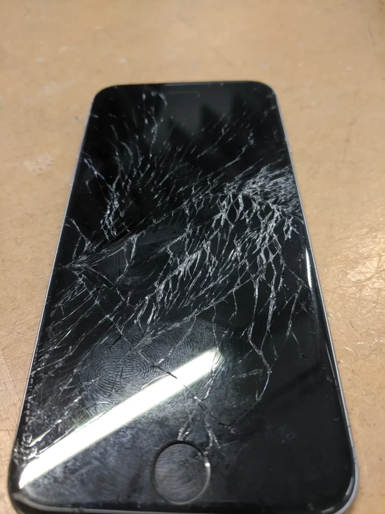 Ernstig gebarsten scherm van een iPhone, het type schade waarvoor je een MediaMarkt PlusGarantie claim indient