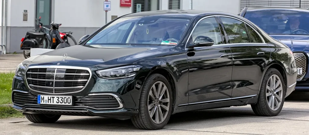 Mercedes-Benz S-klasse W223 zilver — allrisk of WA verzekering kiezen voor premium sedan