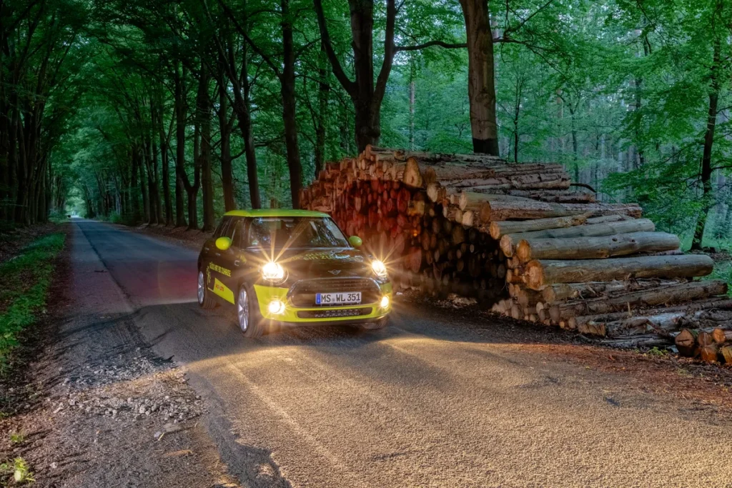 Moderne BMW Mini Cooper geparkeerd op straat — autoverzekering Mini Cooper 2026