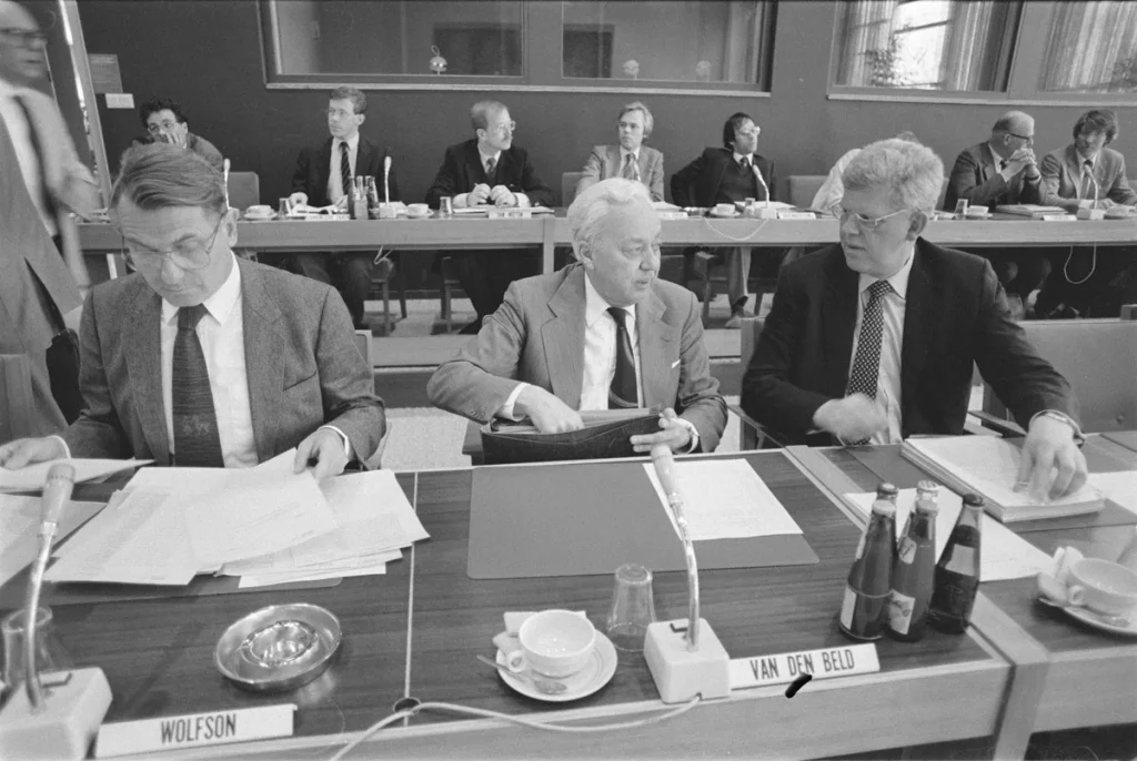 Vergadering van de Sociaal-Economische Raad in Den Haag, poldermodel overleg werkgevers vakbonden overheid Nederland 1984