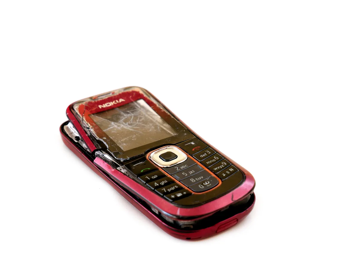 Beschadigde Nokia mobiele telefoon met gebarsten scherm, typisch geval voor een telefoonverzekering