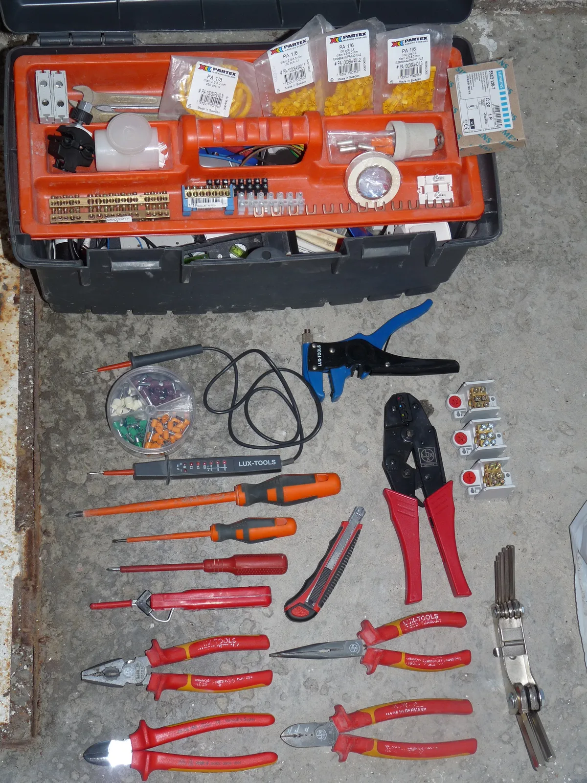 Elektriciensgereedschap in draagbare toolbox voor gebruik op locatie — mobiele bedrijfsmiddelen verzekeren
