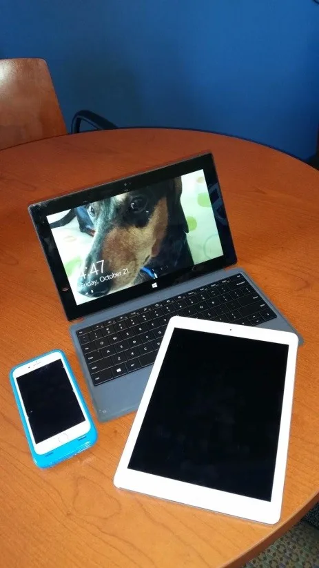 Laptop, tablet en smartphone op een bureau - mobiele elektronica verzekering 2026