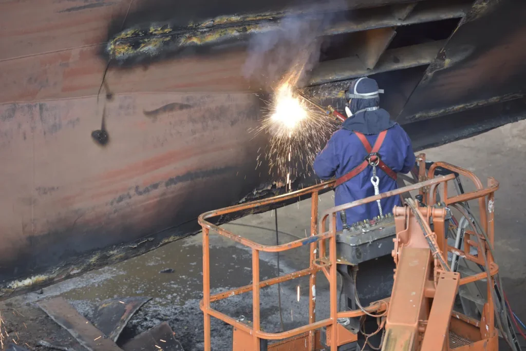 Monteur aan het werk bij industriele installatiewerkzaamheden, illustratie van montageverzekering EAR
