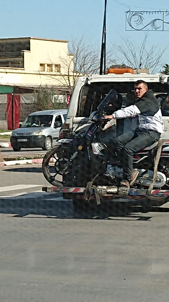 Motorfiets op sleepwagen bij pech onderweg – motorspecifieke pechhulp in 2026
