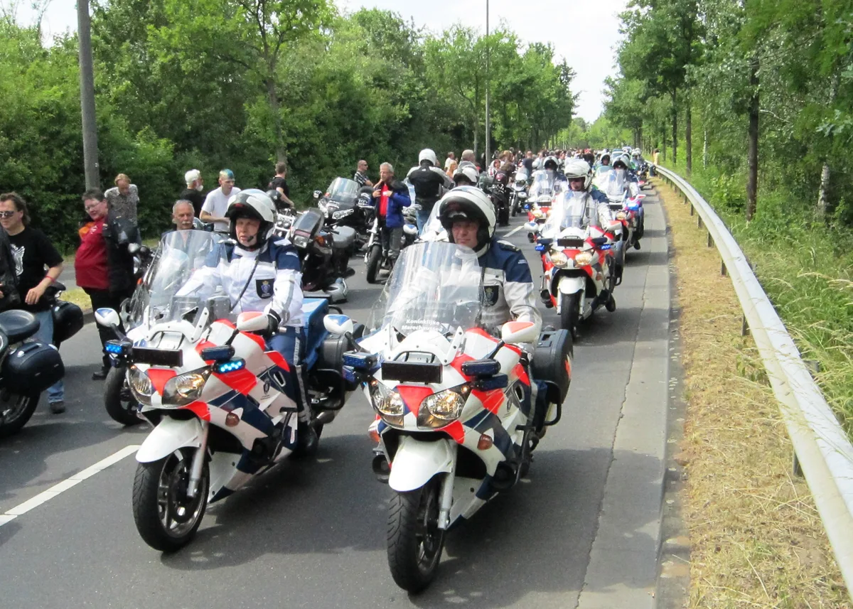 Motorrijders op de weg in Nederland - a.s.r. motorverzekering 2026 WA all-risk dekking
