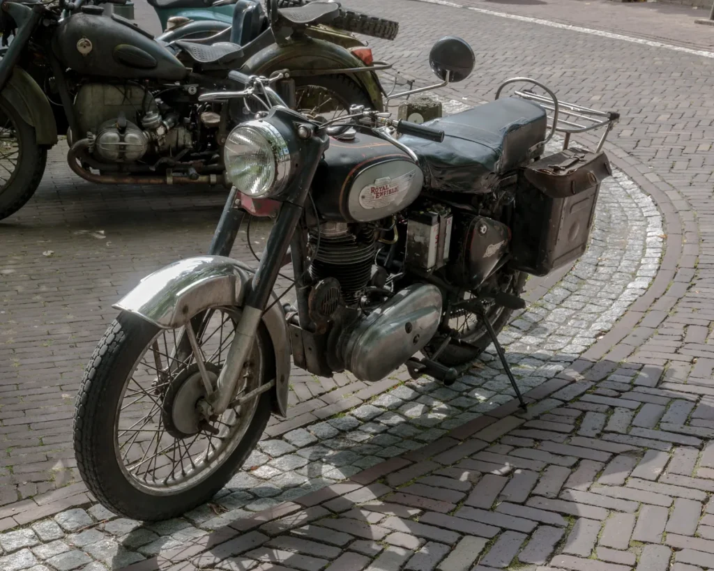 Motorfiets geparkeerd op straatstenen in Nederland, WA-verzekering motorfiets