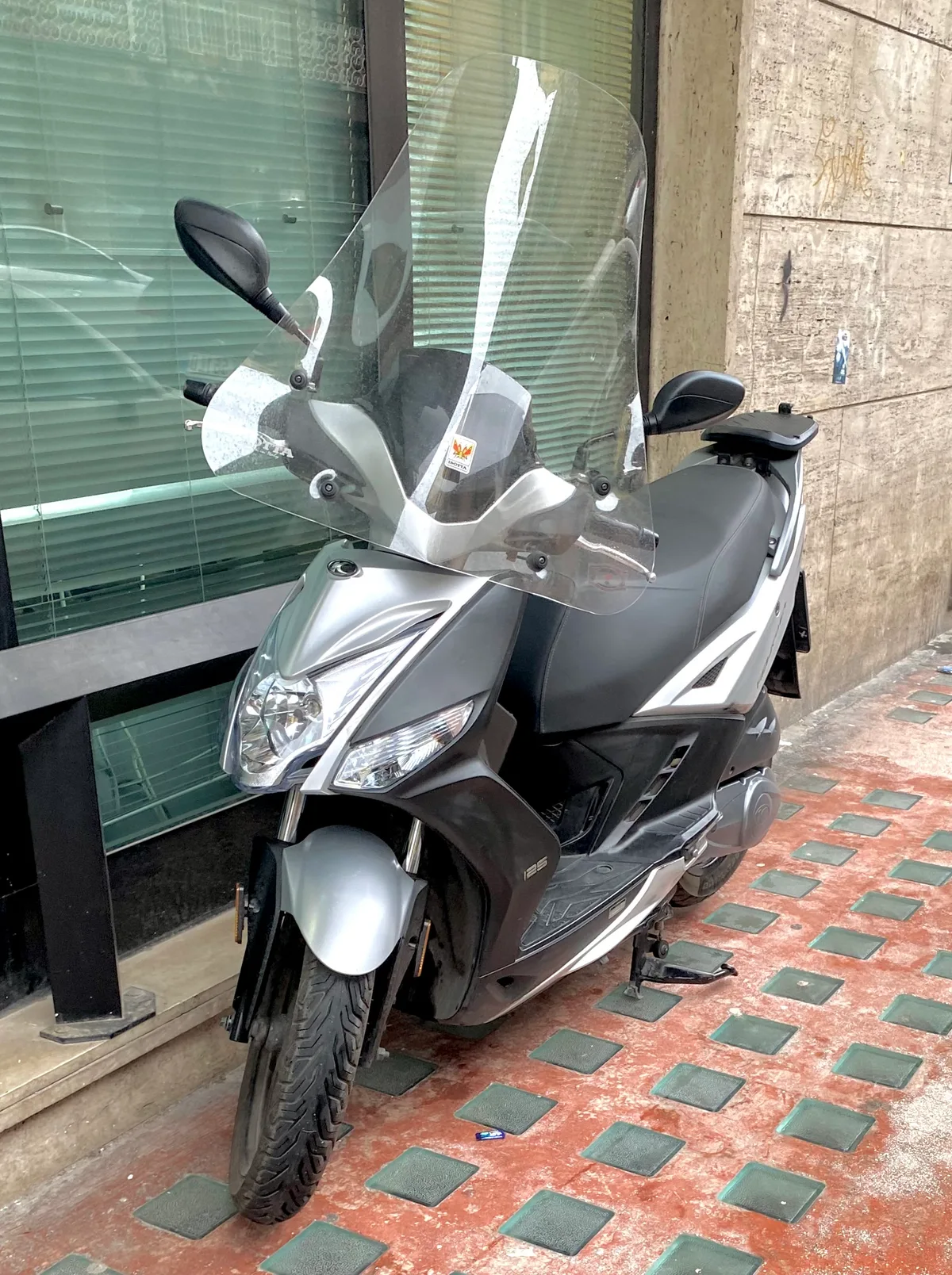 Kymco Agility 125 R16+ instap motorscooter 125cc geparkeerd in de stad