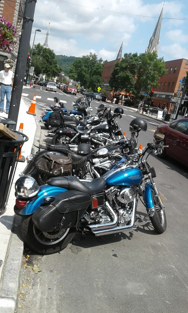 Rij geparkeerde motorfietsen op straat – motorverzekering opzeggen of schorsen in 2026