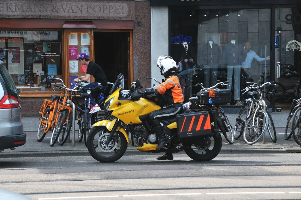 ANWB Wegenwacht motorfiets op straat in Nederland, voorbeeld van een WAM-verzekerd motorvoertuig