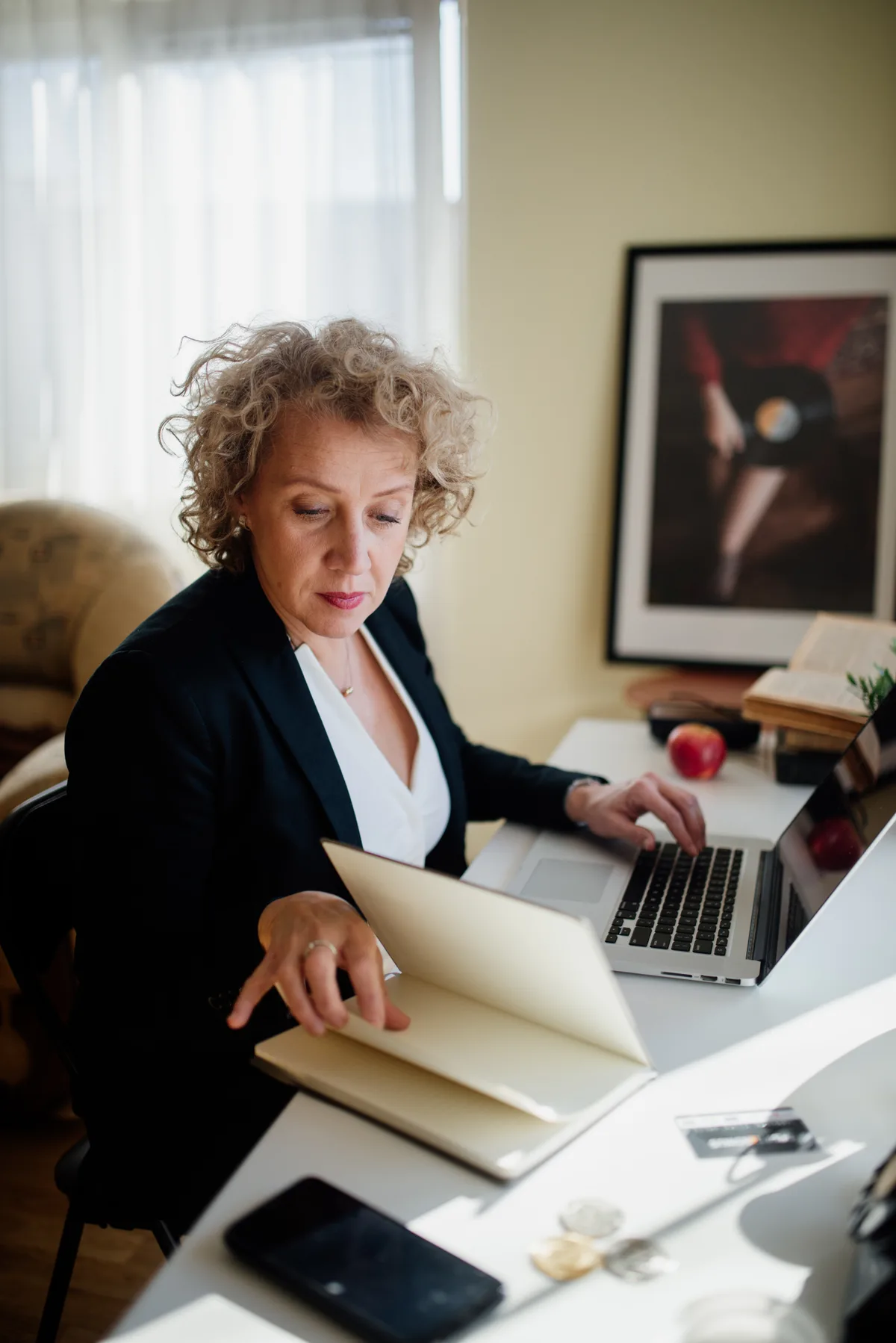 Professionele vrouw werkt aan bureau met laptop en documenten — beeld bij AOV voor zelfstandige professionals