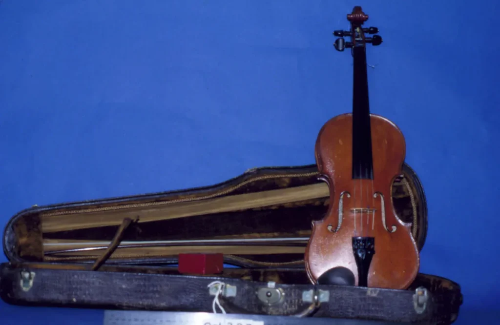 Viool met strijkstok en koffer — muziekinstrument verzekeren 2026 kostbaarheden of aparte polis