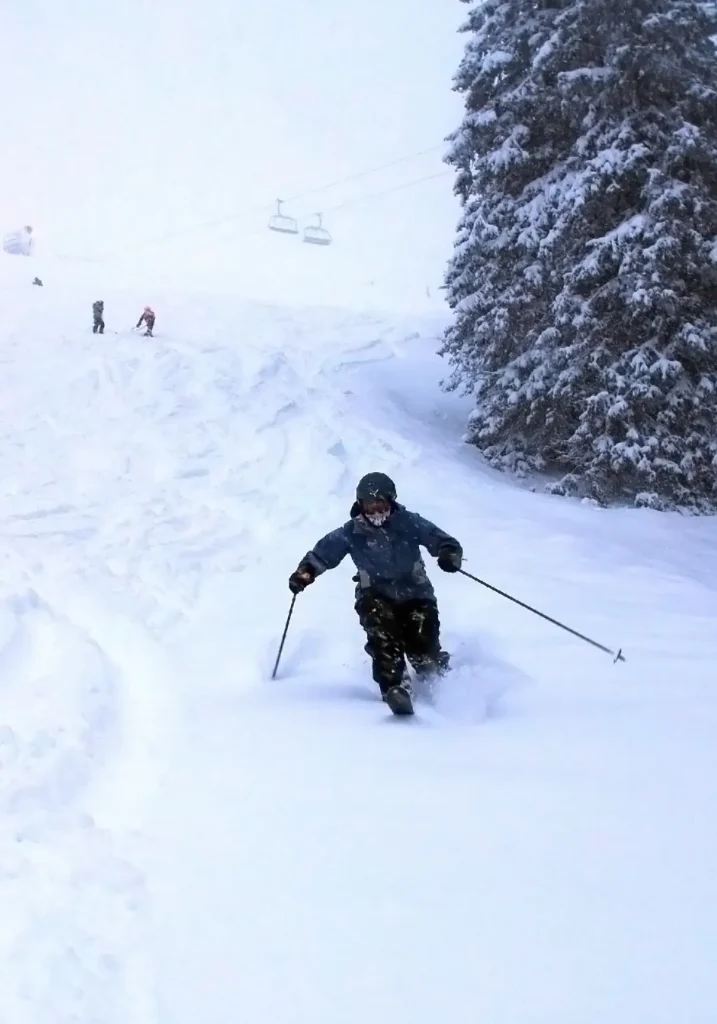 Skiër op besneeuwde helling in Kvitfjell met skilift op de achtergrond — wintersportverzekering NSkiV