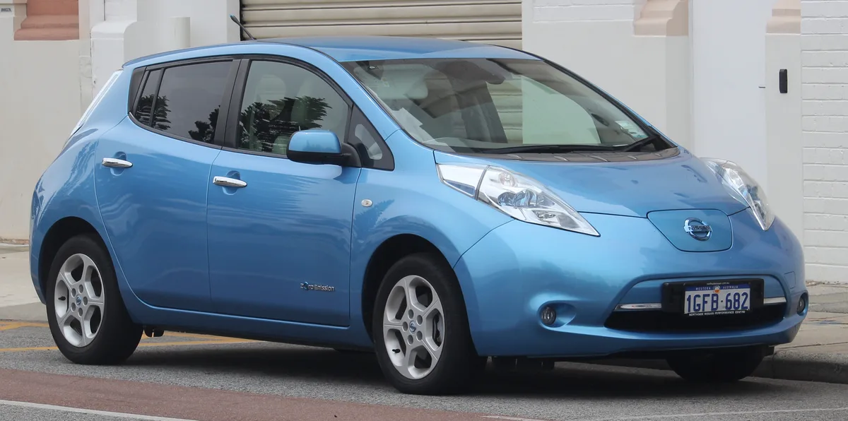 Nissan Leaf elektrische auto grijs hatchback zijaanzicht — verzekeren in 2026