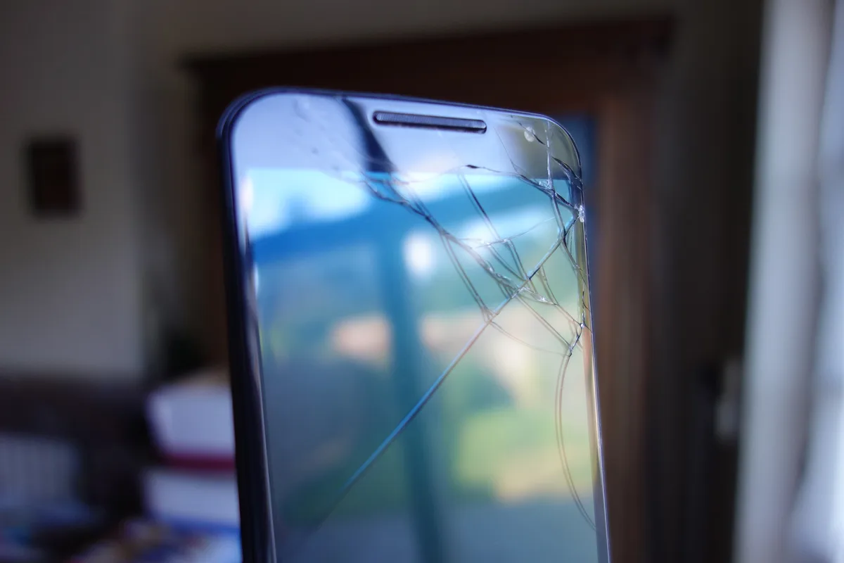 Smartphone met gebarsten scherm — voorbeeld van schade die een toestelverzekering bij Odido dekt