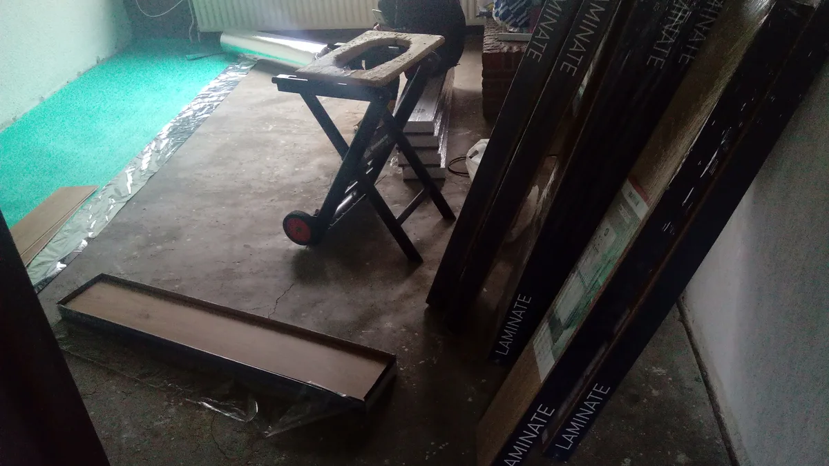 Laminaatvloer legklaar met ondervloer en materiaal in een Nederlandse woning