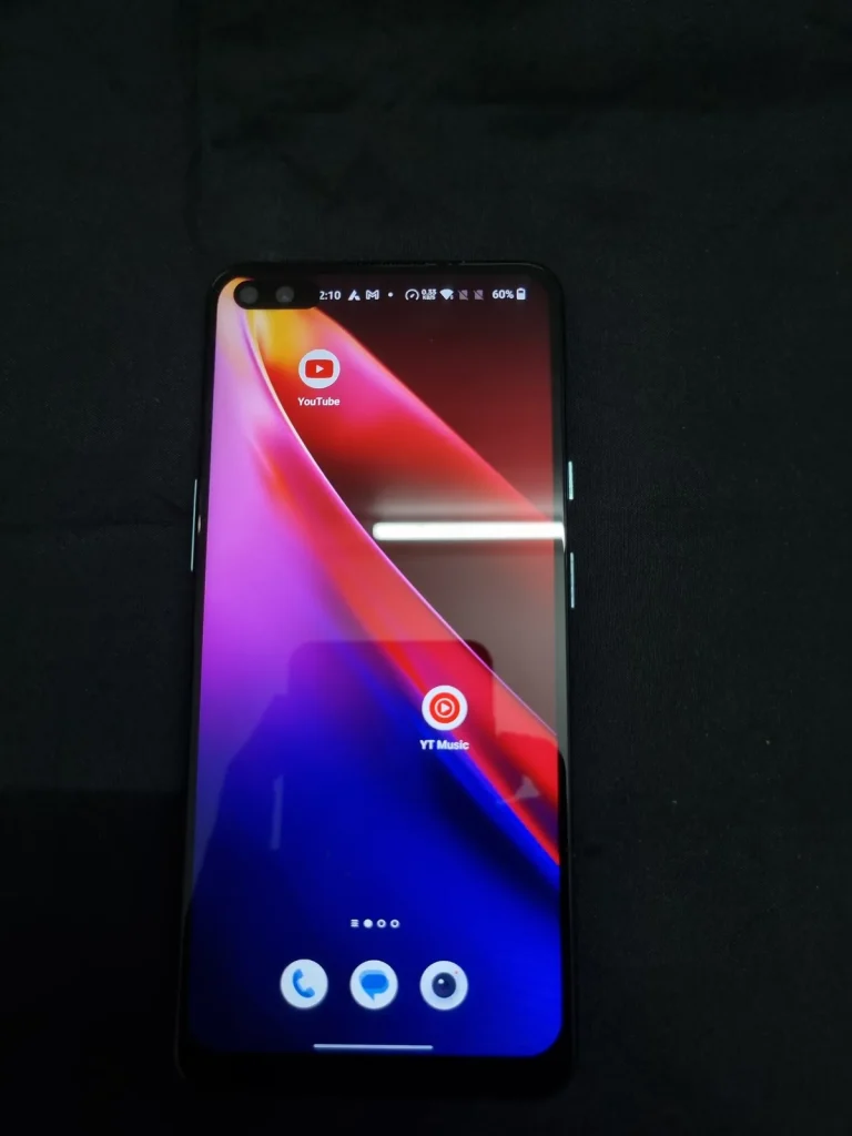 Smartphone met Android home screen — vergelijkbaar met de OHRA-app op je mobiele telefoon