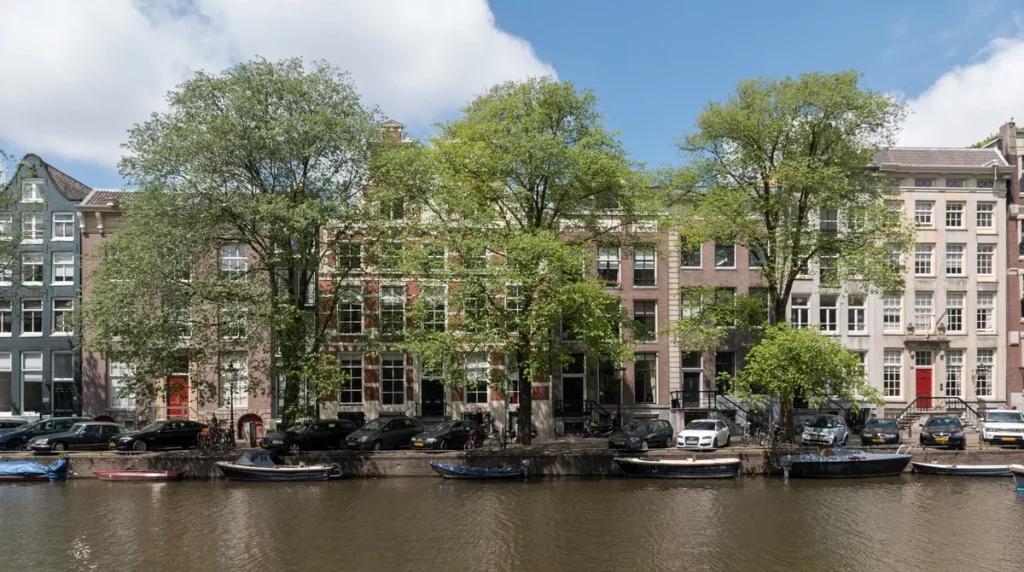Amsterdamse grachtenpanden aan de Singel — onroerend goed als beleggingsobject in Nederland