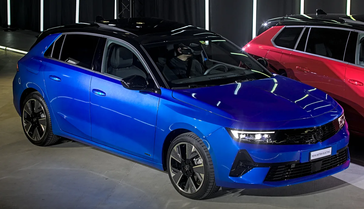 Blauwe Opel Astra L Electric op de Auto Zürich 2023 — volledig elektrische compacte hatchback