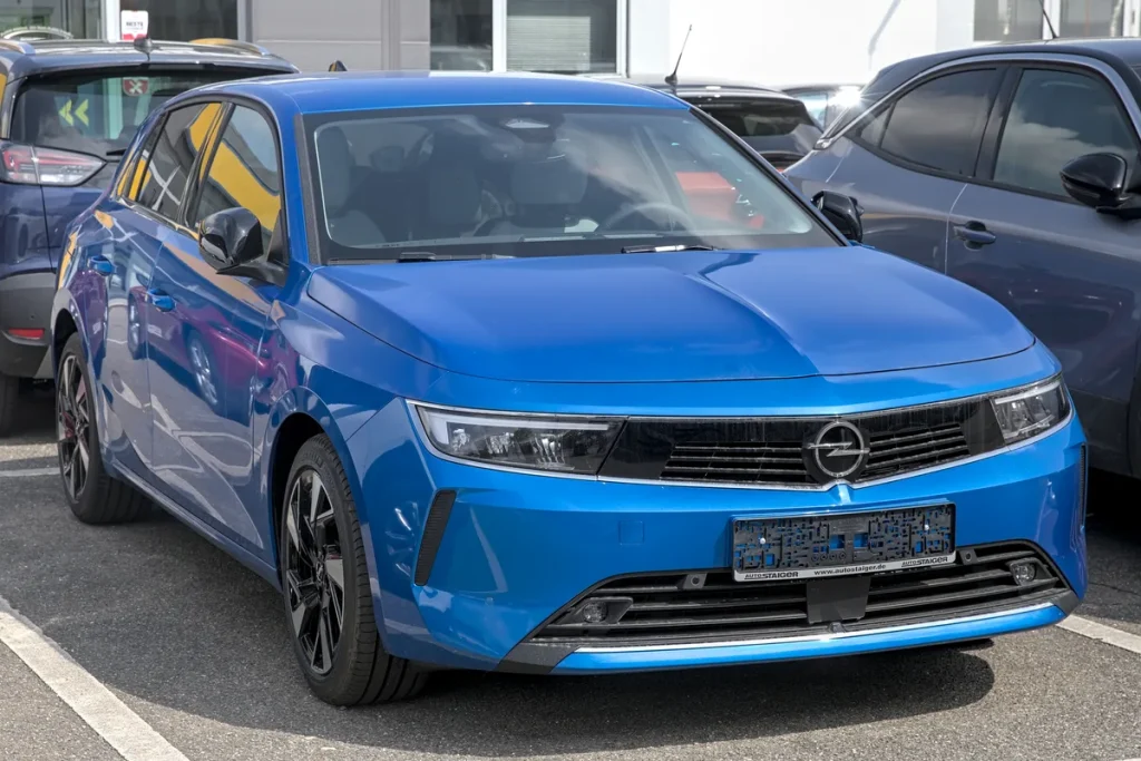 Blauwe Opel Astra L hatchback 2022 — compacte middenklasser voor verzekering vergelijking