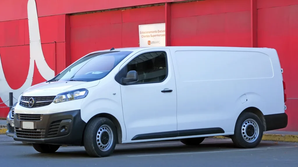 Witte Opel Vivaro Cargo bestelbus 2023 – zakelijk verzekeren met grijs kenteken