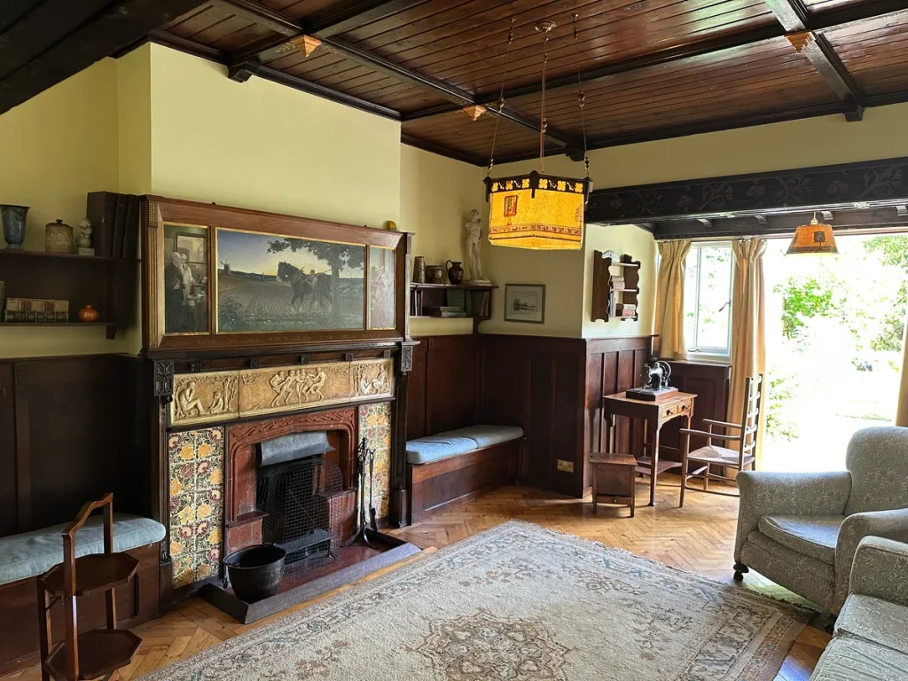 Woonkamer met meubels, open haard en vloerkleed — illustratie opstal- en inboedelverzekering