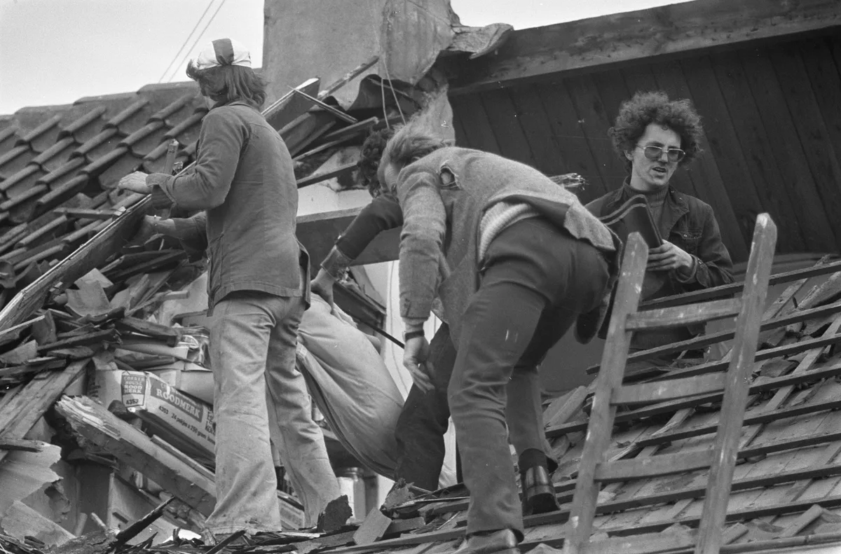Werkmannen herstellen stormschade aan dak van Nederlandse woning — opstalverzekering dekt dit soort schade