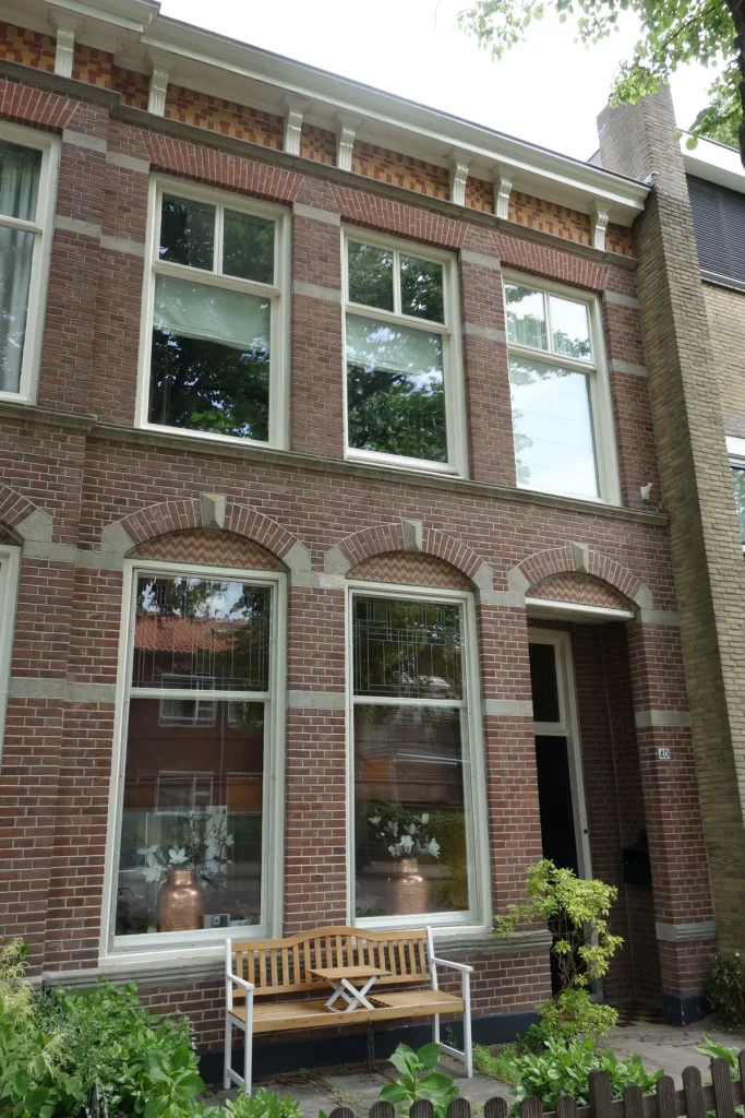 Traditioneel Nederlands rijtjeshuis met bakstenen gevel in Hoorn — typisch voorbeeld voor herbouwwaarde berekening opstalverzekering