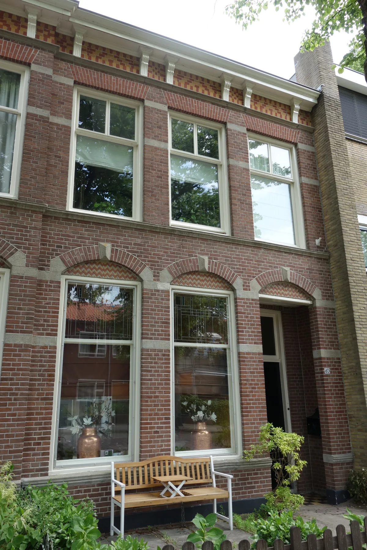 Traditioneel Nederlands rijtjeshuis met bakstenen gevel in Hoorn — typisch voorbeeld voor herbouwwaarde berekening opstalverzekering