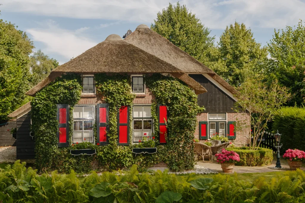 Woning met rieten dak in Giethoorn, Nederland — typisch voorbeeld van een rietgedekte opstalverzekering