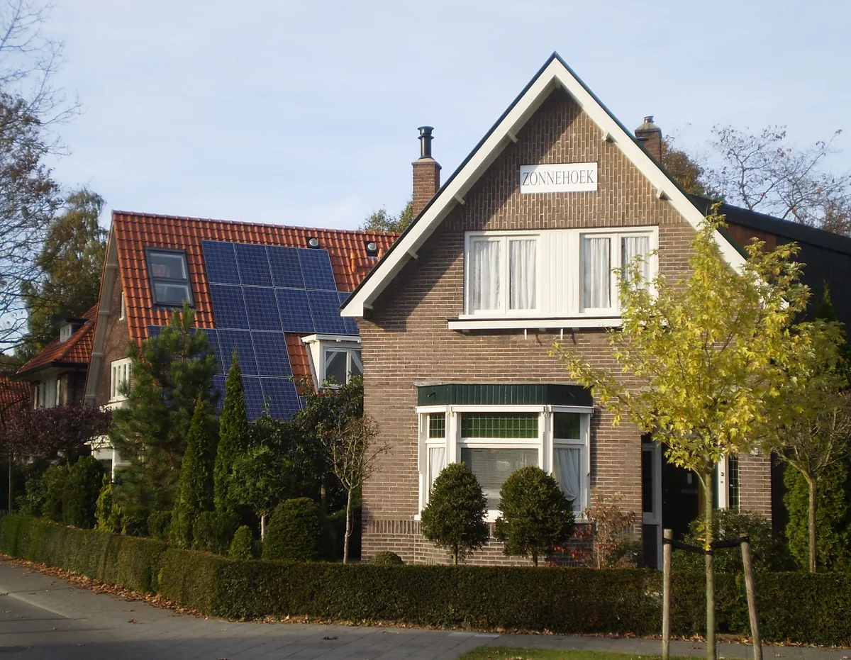 Zonnepanelen op daken van woningen in Apeldoorn, Nederland — opstalverzekering zonnepanelen