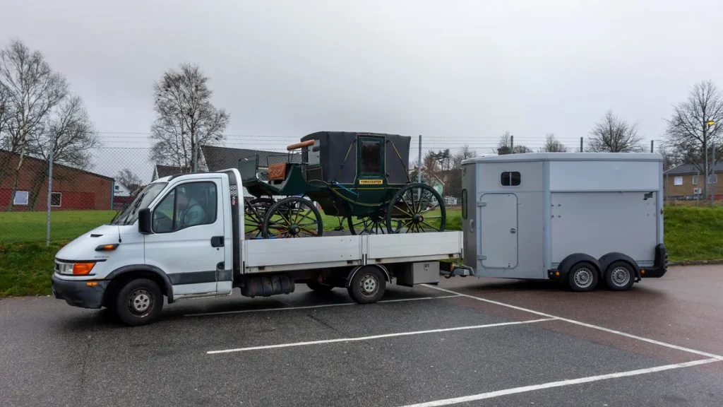 Iveco lichte vrachtwagen met paardentrailer box voor paardenvervoer tot 3500 kg op B-rijbewijs