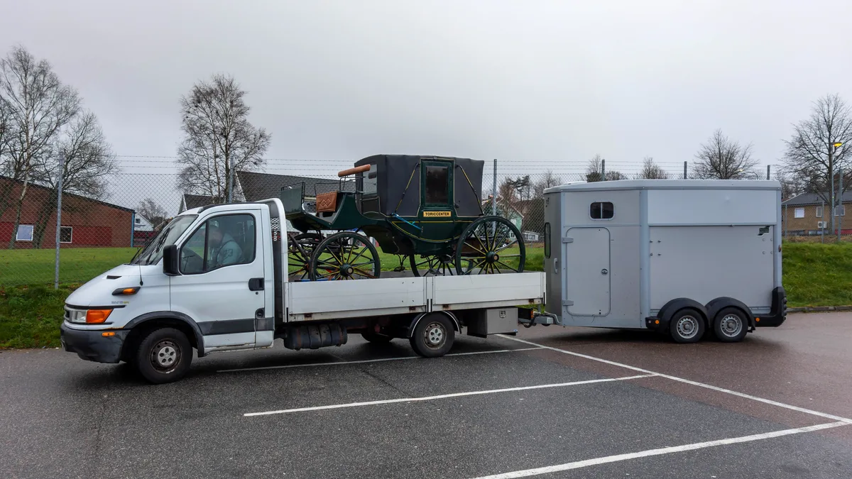 Iveco lichte vrachtwagen met paardentrailer box voor paardenvervoer tot 3500 kg op B-rijbewijs