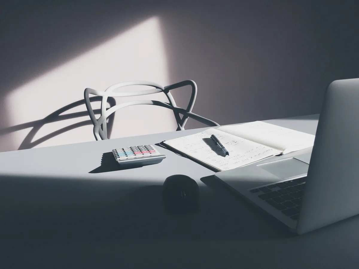 Bureau met laptop en rekenmachine — pakketkorting verzekeringen berekenen 2026