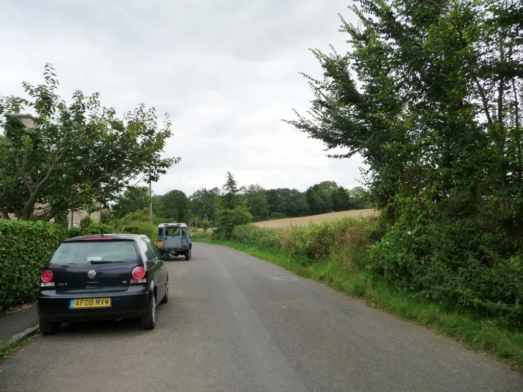 Particuliere auto geparkeerd op een woonstraat — typisch gebruik voor een particuliere autoverzekering