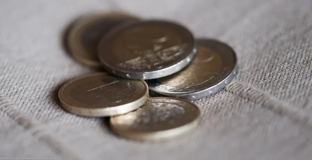 Euro munten op een neutraal oppervlak als illustratie bij pensioengat berekenen en pensioensparen