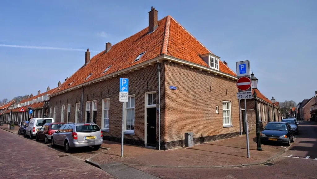 Geparkeerde personenauto's in een Nederlandse straat in Amersfoort met parkeerbordbord