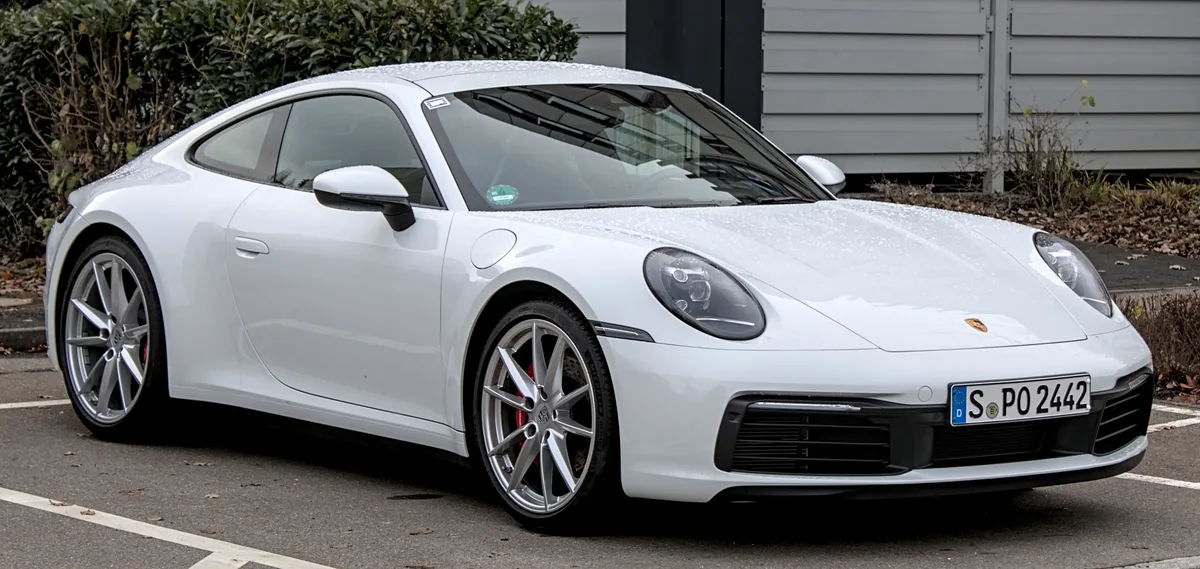 Witte Porsche 911 992 Carrera S coupe geparkeerd — moderne 911 voor dagelijks en weekendgebruik in 2026