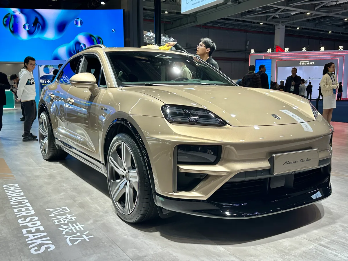 Porsche Macan Turbo Electric 2024 – volledig elektrische Porsche SUV in het wit
