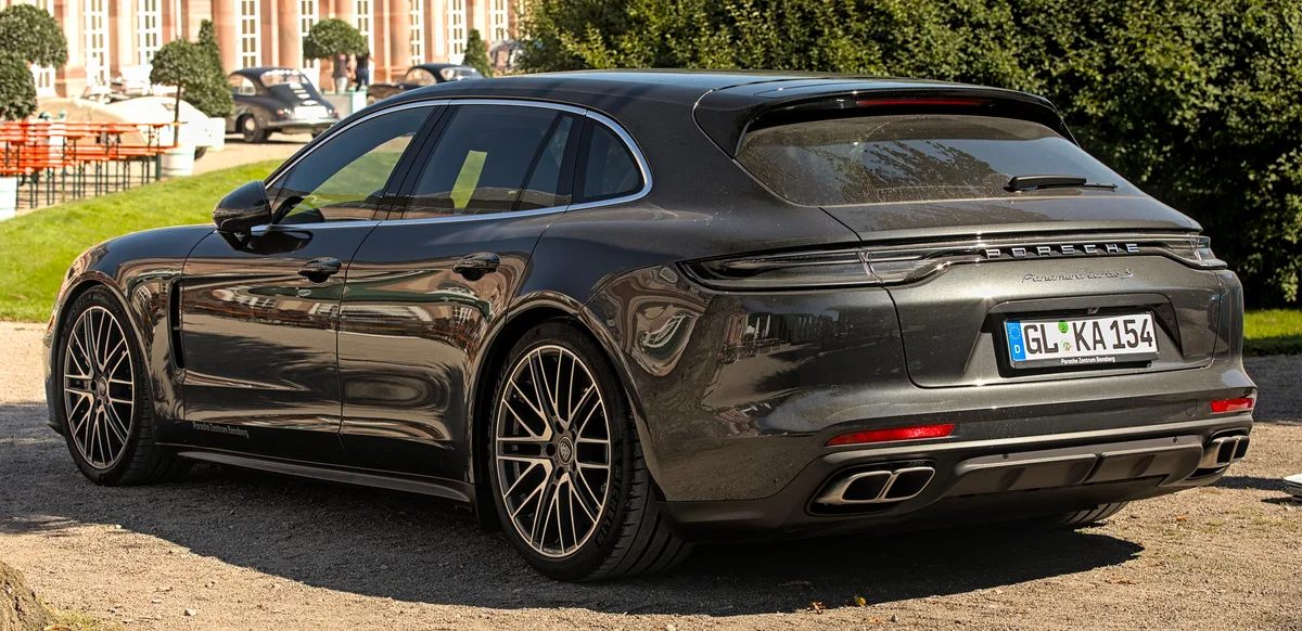 Porsche 971 Panamera Turbo S E-Hybrid Sport Turismo in grijs geparkeerd op Classic-Gala autoshow 2021