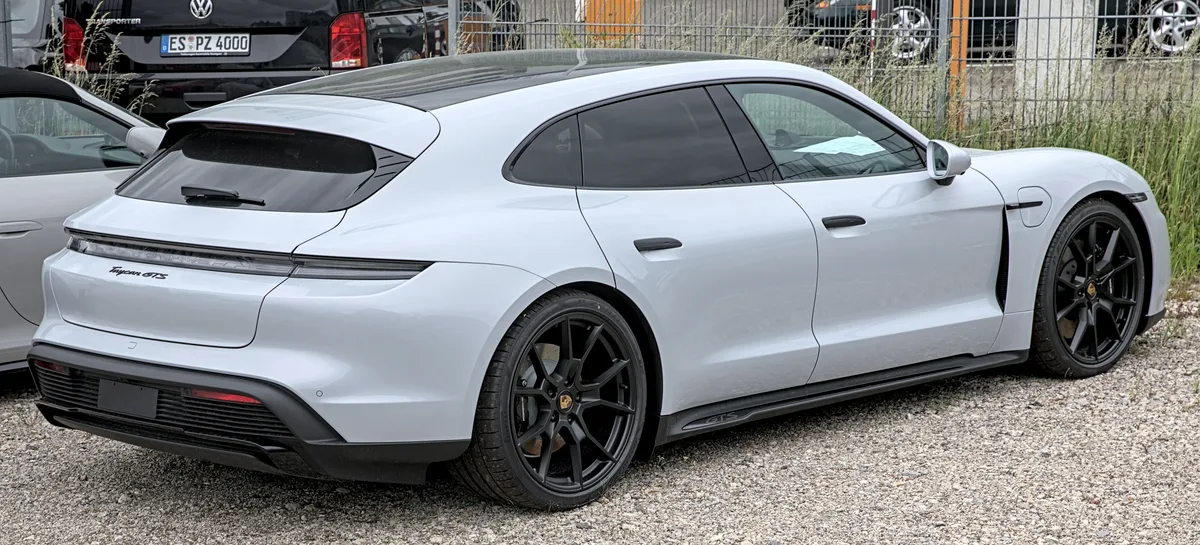 Porsche Taycan Sport Turismo GTS in grijs — elektrische sportsedan te verzekeren met allrisk accudekking