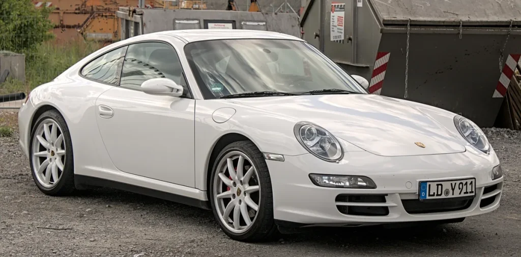 Witte Porsche 997 Carrera (2004) coupe — youngtimer 911 die in 2026 op vastgestelde waarde te verzekeren is