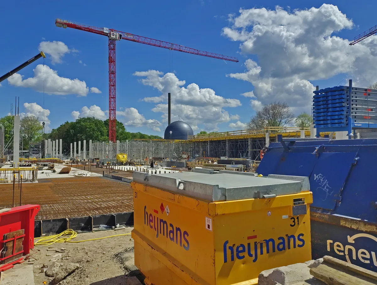 Actief bouwproject in Nederland met kraan en steigers, relevant voor CAR-verzekering Construction All Risk