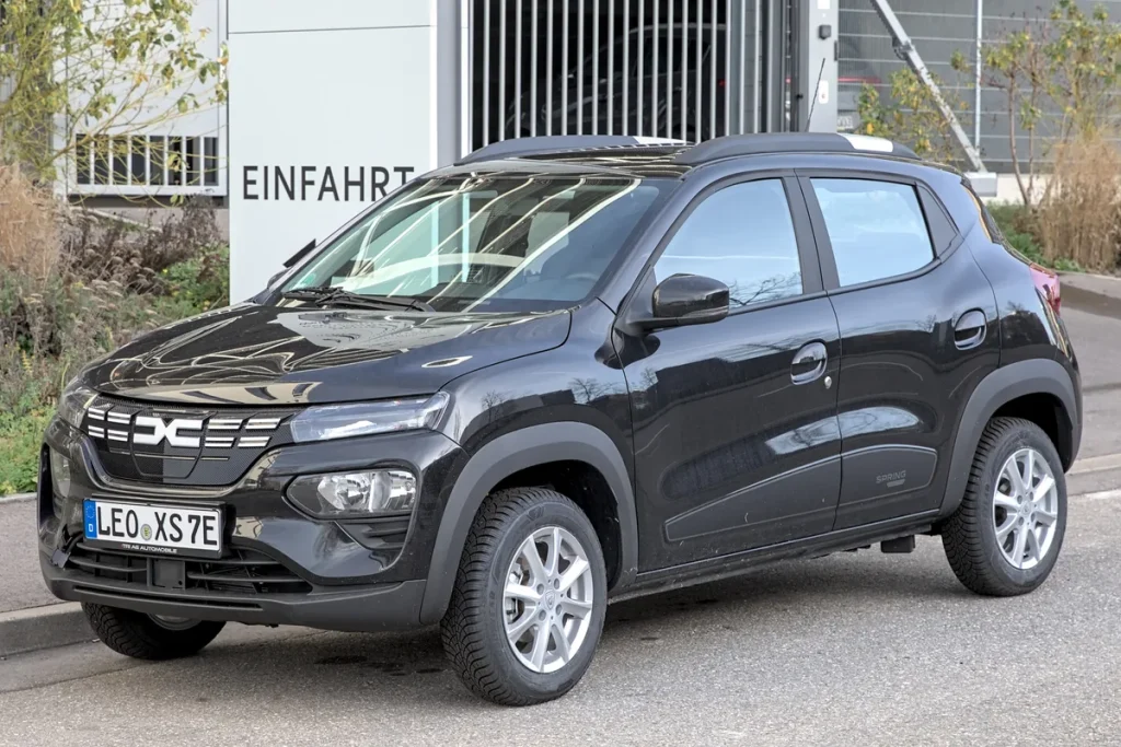 Zwarte Dacia Spring elektrische auto, vooraanzicht — budget EV verzekering premie vergelijking 2026