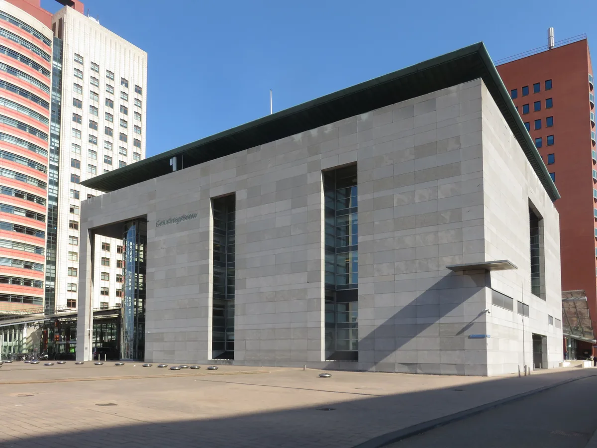 Gerechtsgebouw Rechtbank Rotterdam, geschikt voor verzekeringsproblemen en juridische procedures in Nederland