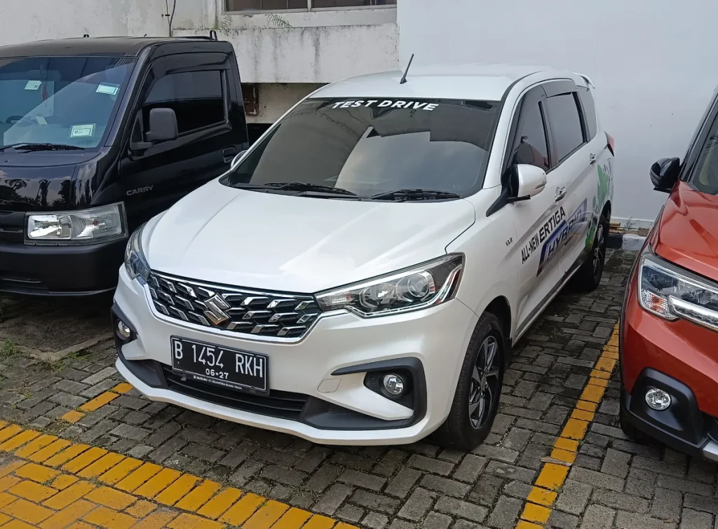 Suzuki auto met 'test drive' aanduiding bij autodealer — proefrit verzekering aansprakelijkheid 2026