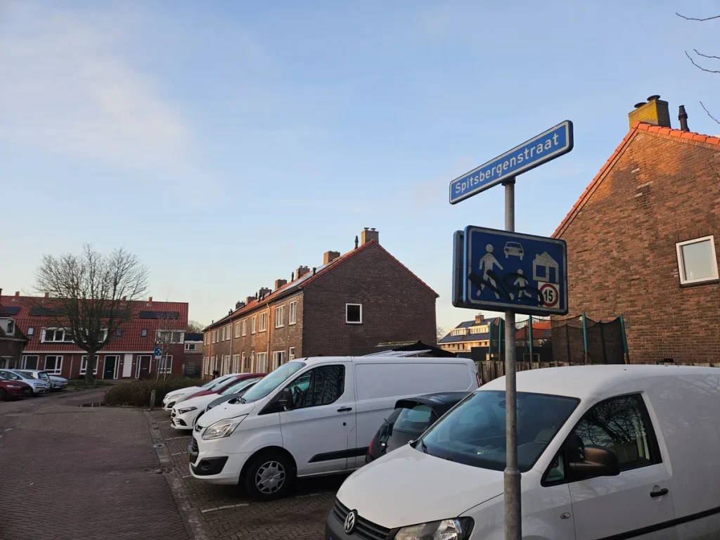 Nederlandse rijtjeshuizen in een woonstraat in Hoorn — woonhuisverzekering opstal